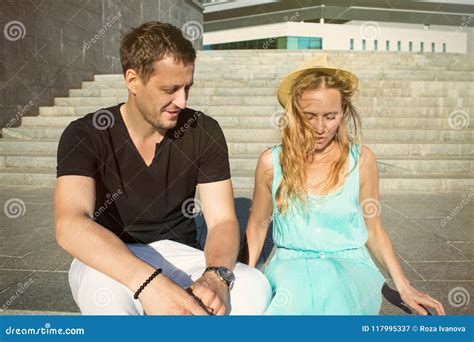 Junge Paare In Der Liebe Sitzen Auf Den Schritten Und Betrachten Einander T Stockbild Bild