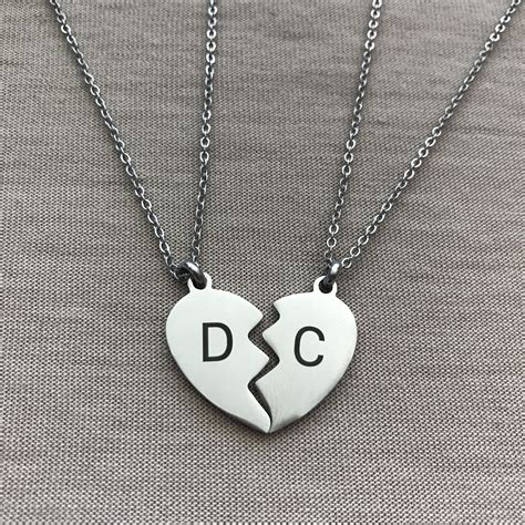 Los vestidos ceñidos al cuerpo que definen la figura son los que más atraen a los hombres. AI corazón roto "D" y "C" | Collares de parejas, Collar de ...