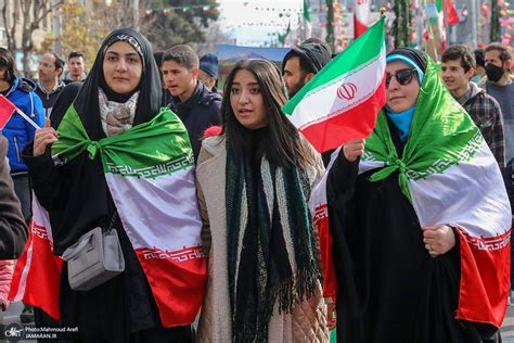 تصاویری متفاوت از زنان بی‌حجاب در راهپیمایی