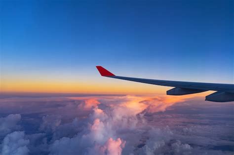 Vue De Fenêtre Avion Et Aile à Coucher Soleil Ciel Sur Doux