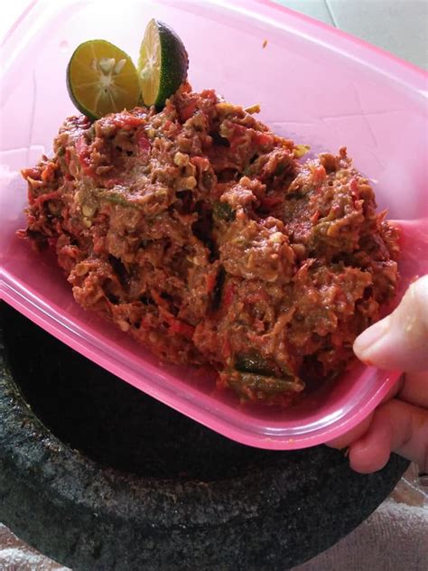 Besar belacan garam air asam limau nipis semua ni diblend ngan air asam dan perah sikit limau nipis. Cara untuk membuat Sambal Belacan Terlajak sedap. - MY Resepi