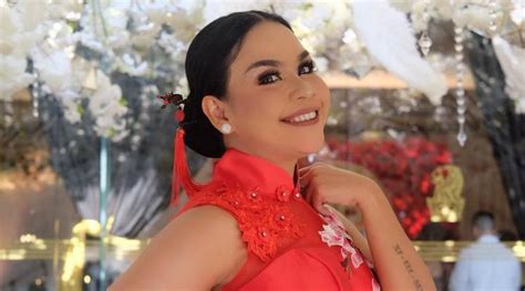 Hari ini adalah salah satu hari terpenting dalam kalender gereja. Temani Ayu Dewi Saat Pemakaman Sang Ibunda, Melaney ...