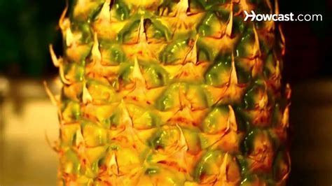 Delicious pineapples — whether blended into a cocktail or served with ham on your favorite pizza — are a treat to eat, but it can be tricky to pick out the perfect specimen without slicing into it. How to Tell if a Pineapple is Ripe - YouTube