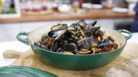 tom colicchio s steamed mussels with chorizo