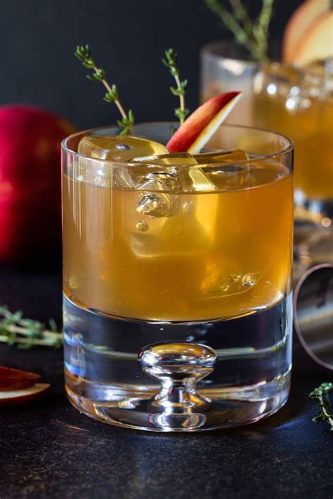 Easy Bourbon Apple Cider Cocktails Recipe Garnish With Lemon