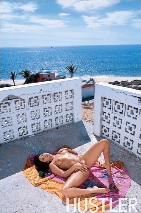 Free Porn Pics Of Beautiful Babe Sunny Leone Posing Outdoor