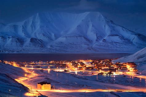 夕闇の Longyearbyen スピッツベルゲン スバールバル諸島 人間 2500人、 北極グマ