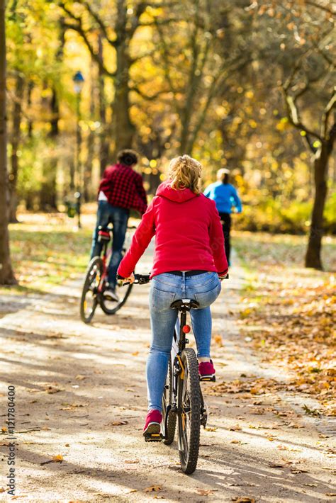 Healthy Lifestyle People Riding Bicycles In City Park Stock Foto Adobe Stock