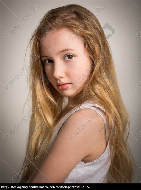 Schöne Junge Schüchterne Blonde Mädchen Lizenzfreies Foto 13289520 Bildagentur Panthermedia
