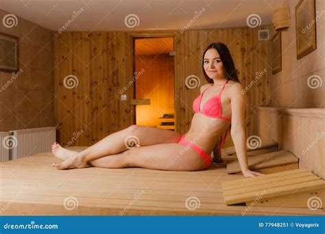 Mujer Joven Que Se Relaja En Sauna Bienestar Del Balneario Imagen De Archivo Imagen De Madera
