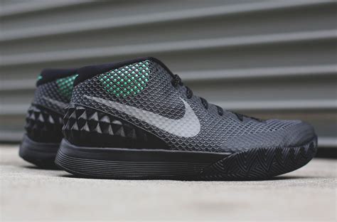 The 8s were groundbreaking in terms of cementing the jordan brand. Kicks: les Nike Kyrie 1 "Dark Grey"