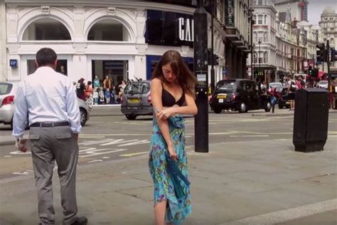 Londres elle se déshabille en pleine rue pour vaincre son manque de confiance