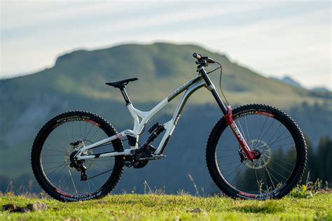 Review 2021 Commencal Supreme Dh 2927 Dh Bike Week Pinkbike