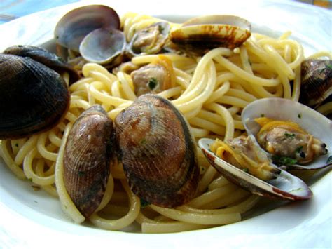 Un primo piatto che abbraccia tutto lo stivale, da nord a sud, con il suo profumo e il suo sapore avvincente e avvolgente. Spaghetti alle vongole — Cose di Cucina