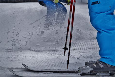 무료 이미지 눈 얼음 날씨 브레이크 겨울 스포츠 산들 신발류 파편 스키 타는 사람 동결 노르딕 스키 스키