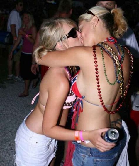 Girls Kissing Pics Page 32 The Drunken Stepforum A Place To