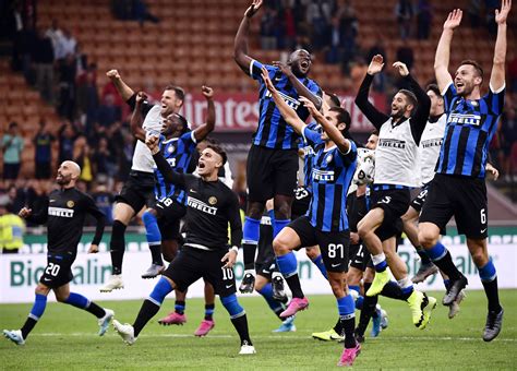 Football club internazionale milano, commonly referred to as internazionale (pronounced ˌinternattsjoˈnaːle) or simply inter, and known as inter milan outside italy. Italie: derby et première place pour l'Inter Milan