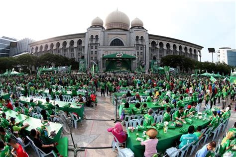 Last year, milo malaysia breakfast day 2015 in putrajaya attracted more than 20,000 participants, and has been extended to two other cities because of the positive outcomes and reviews. Penonton: MILO® Malaysia Breakfast Day Energizes 50,000 ...