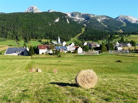 Le rocherstone, 1 km northeast. un été à corrençon- copyright OT Corrençon | Mairie de ...