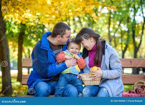 Familia Feliz Disfrutando De Un Picnic Otoñal Padre Madre E Hijo