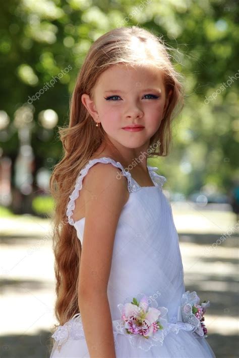 Little Girls In White Dresses With Long Hair Outdoors — Stock Photo