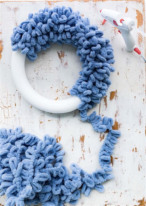 Diy Yarn Loop Wreath With Bernat Blanket Ez • Sewrella Yarn Wreath