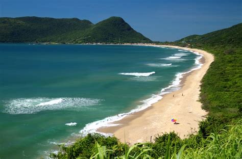 25 praias brasileiras que você não deve deixar de conhecer neste verão