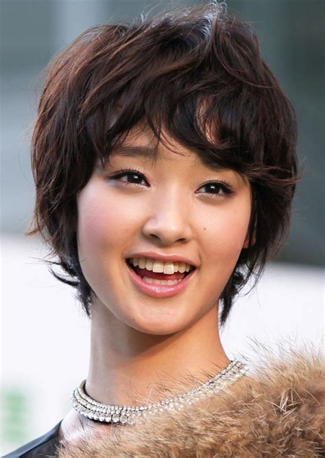 With short hair on the sides and longer hair on top, the fringe is slightly swept to the side for a unique finish. 50 Trendy And Easy Asian Girls' Hairstyles To Try