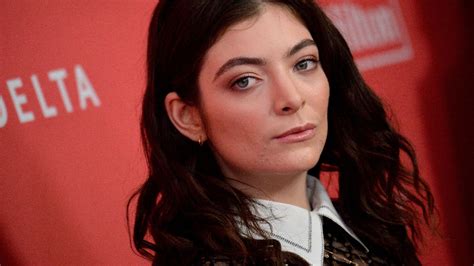 Singer Lorde Apologises After Posting Bath Picture With Whitney Houston Lyric Itv News