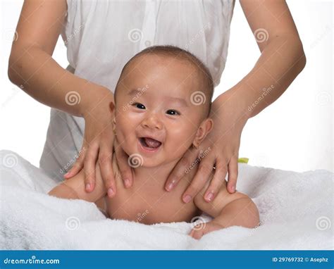Massaggio Del Bambino Fotografia Stock Immagine Di Crema