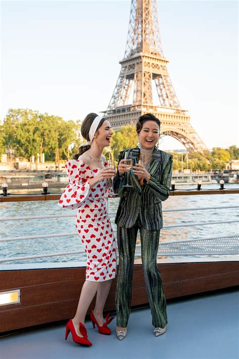 リリー・コリンズ主演ドラマ「エミリー、パリへ行く」、シーズン3と4が決定。 Vogue Japan