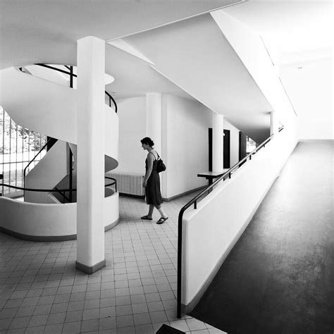 Bauhaus Movement — Villa Savoye By Le Corbusier Photo © Daveybot Le