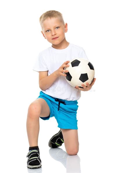 El Niño Pequeño Está Jugando Con Un Balón De Fútbol Imagen de archivo Imagen de jugador