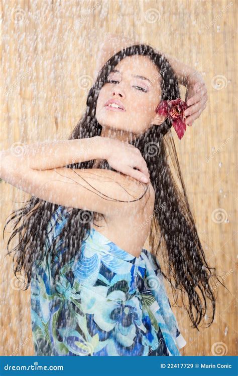 Sinnliche Frau Unter Der Dusche Stockbild Bild Von Orchidee Frech