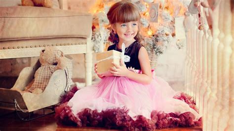 सुंदर ग्रे आंखें स्माइली प्यारा छोटी लड़की गुलाबी पोशाक पहने हुए प्यारा