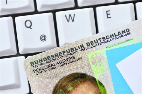 Ihr ehemann beziehungsweise ihre ehefrau hat seit mindestens zwei jahren die deutsche staatsangehörigkeit und besitzt diese auch zum zeitpunkt der einbürgerung. Staatsangehörigkeit | Politik für Kinder, einfach erklärt ...