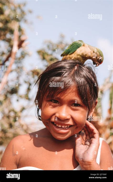 Brasilianisches Amazon Indisches Mädchen Lächelt Und Spielt Mit Vogel Xingu River Amazonas