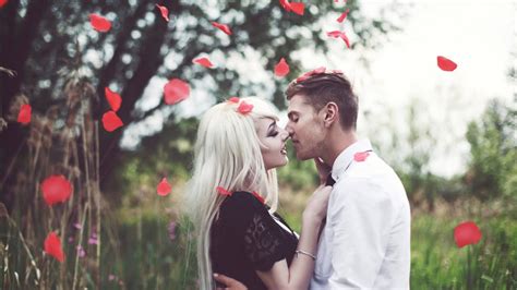 Soft boys, lazy mornings, and forehead kisses. Valentines Day photoshoot ideas - Make romantic photo ...