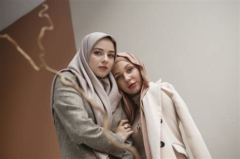 7 Inspirasi Outfit Bukber Hijab Simple Bisa Bikin Tampil Kece