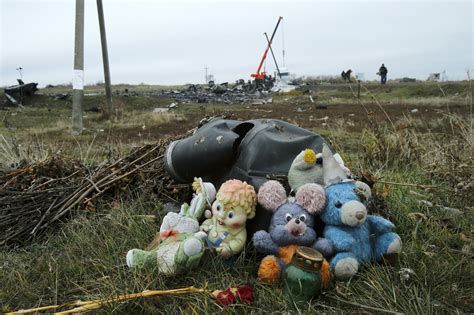 Mh17 mh17 crash introduction the crash of flight mh17 on 17 july 2014 shocked the world and caused hundreds of families much grief. MH17 Video Captures The Moments After Airplane Was Downed In Ukraine