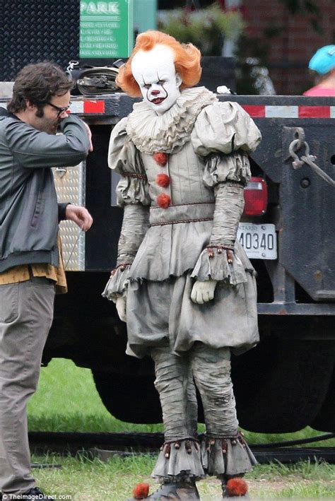 Bill Skarsg Rd Frightens Bill Hader On It Chapter Two Set Pennywise Pennywise The Dancing