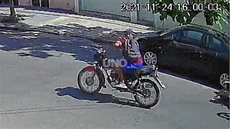 Salvaje Robo Un Motochorro Tiró De La Moto A Una Mujer Y La Arrastró