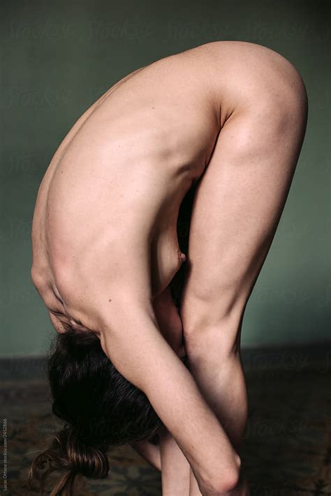Naked Yoga Del Colaborador De Stocksy Lucas Ottone Stocksy