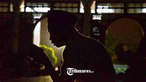 Allahumma shollì sholaatan kaamìlatan wa sallìm salaaman taaman 'ala sayyìdìnaa muhammadìn alladzì tanhallu bìhìl 'uqadu, wa tanfarìju bìhìl kurabu. Bacaan Sholawat Nariyah Lengkap dengan Latin, Arab, dan ...