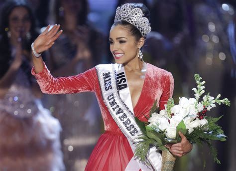 Miss Universe Olivia Culpo Miss Usa Brings Miss Universe Crown Home For Us Cbs News