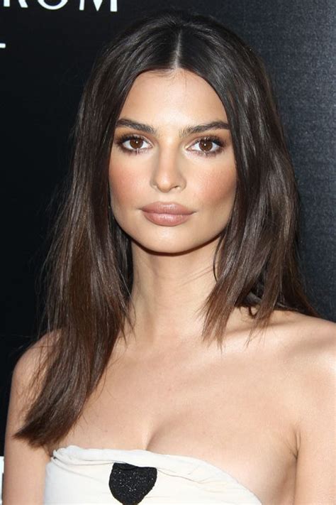 Emily Ratajkowski Straight Dark Brown Angled Hairstyle In 2020 Hair Styles Emily Ratajkowski