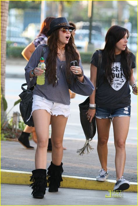 Miley Cyrus And Mandy Jiroux Reunited Photo 244961 Photo Gallery Just Jared Jr