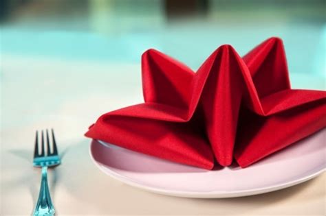 Die falttechnik der lilie erfordert ein wenig fingerspitzengefühl. Servietten falten Weihnachten - 5 einfache Anleitungen und ...