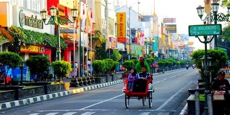 The Malioboro Street As The Best Place To Shopping And Enjoy The