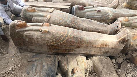علماء آثار في مصر يكتشفون 20 تابوتاً بنقوش ملونة في مدينة الأقصر Cnn Arabic